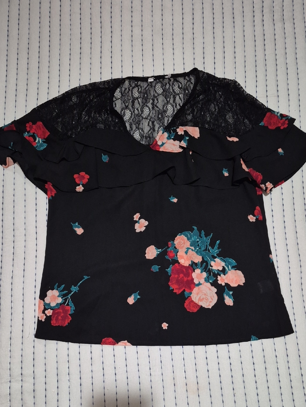 🌼4/$10 - Floral Lace Ruffle Short-Sleeve Blouse